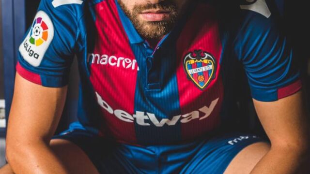 Borja Mayoral posa con la nueva camiseta del Levante