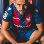 Borja Mayoral posa con la nueva camiseta del Levante