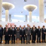 Felipe VI, acompañado por el lehendakari Íñigo Urkullu (7i), posa para la foto de familia con los participantes en el XVIII Congreso Nacional de la Empresa Familiar
