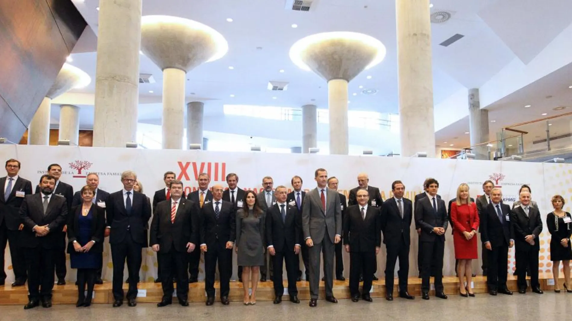 Felipe VI, acompañado por el lehendakari Íñigo Urkullu (7i), posa para la foto de familia con los participantes en el XVIII Congreso Nacional de la Empresa Familiar