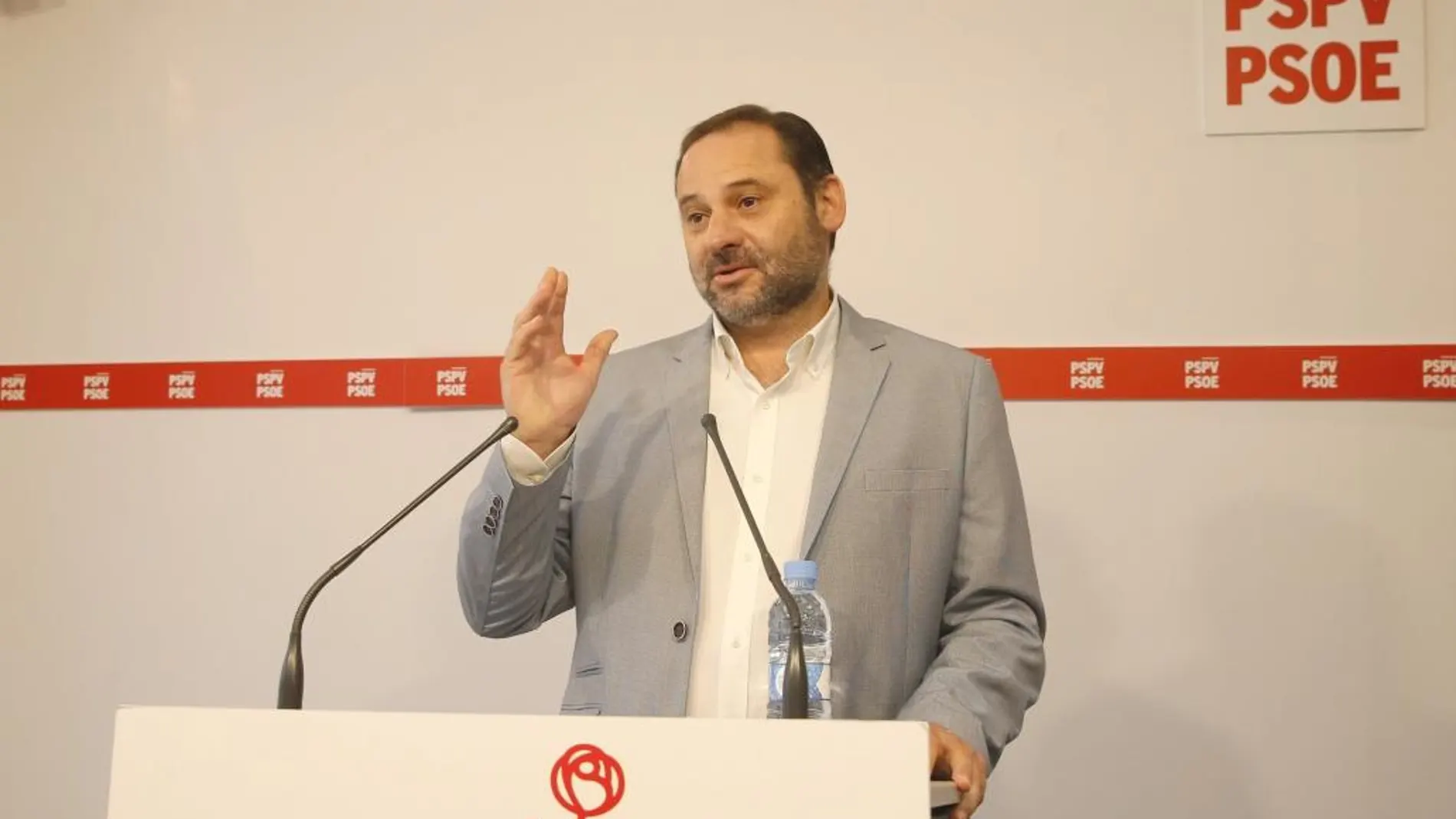 El portavoz del PSOE en el Congreso de los Diputados, Jose Luis Ábalos, durante la rueda de prensa que ha ofrecido en Valencia
