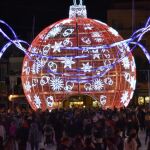 La gran bola de Navidad en la Plaza de España de Fuengirola