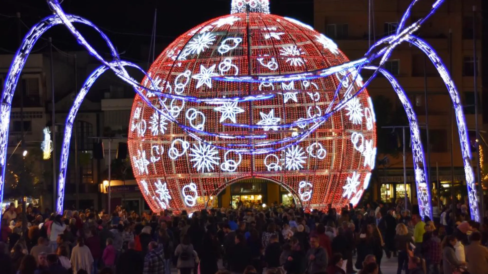 La gran bola de Navidad en la Plaza de España de Fuengirola