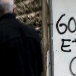 Un hombre pasa junto a una pintada de apoyo a la banda terrorista ETA / Efe