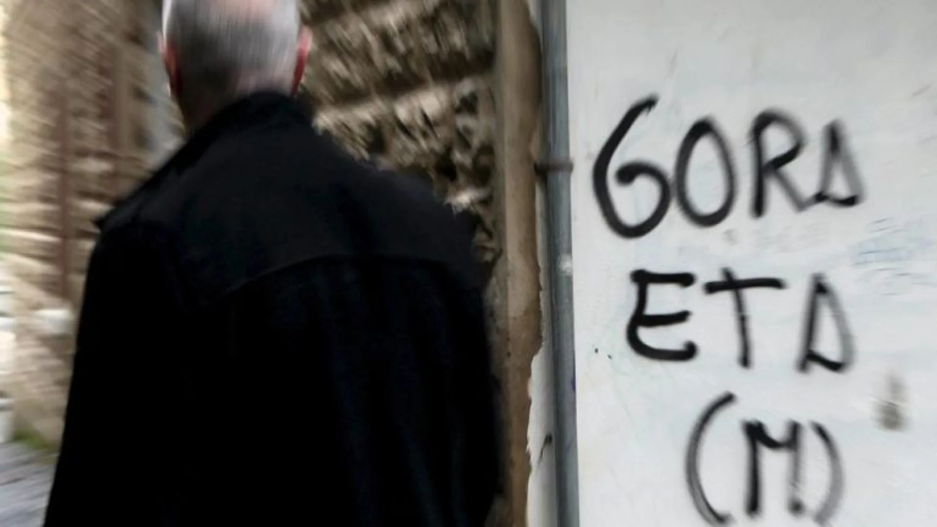 Un hombre pasa junto a una pintada de apoyo a la banda terrorista ETA / Efe