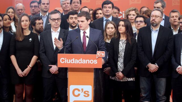 El presidente de Ciudadanos, Albert Rivera (c), durante la presentación de su equipo para la Ejecutiva del partido que, según ha avanzado, une continuidad y renovación y da prioridad a la competencia y profesionalidad frente a los criterios territoriales