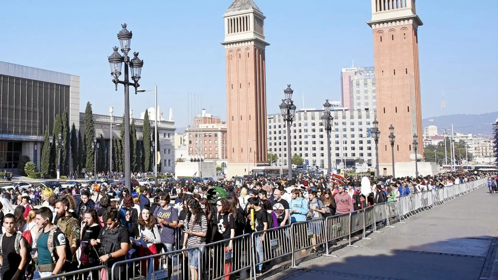 Colas en las inmediaciones de la Fira de Barcelona para acceder al XXII Salón del Manga de Barcelona .