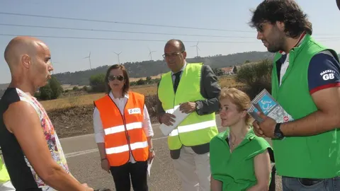 Un motorista parado en un control, conversa con los voluntarios de Aspaym, Montse Valle y Eduardo Esteban, en presencia del subdelegado del Gobierno, Luis Miguel Cárcel; y de la subjefa provincial de Tráfico, Ana-Isabel Galán Franco