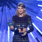 Taylor Swift recoge el premio ala mejor vídeo del año por «Blank Space».