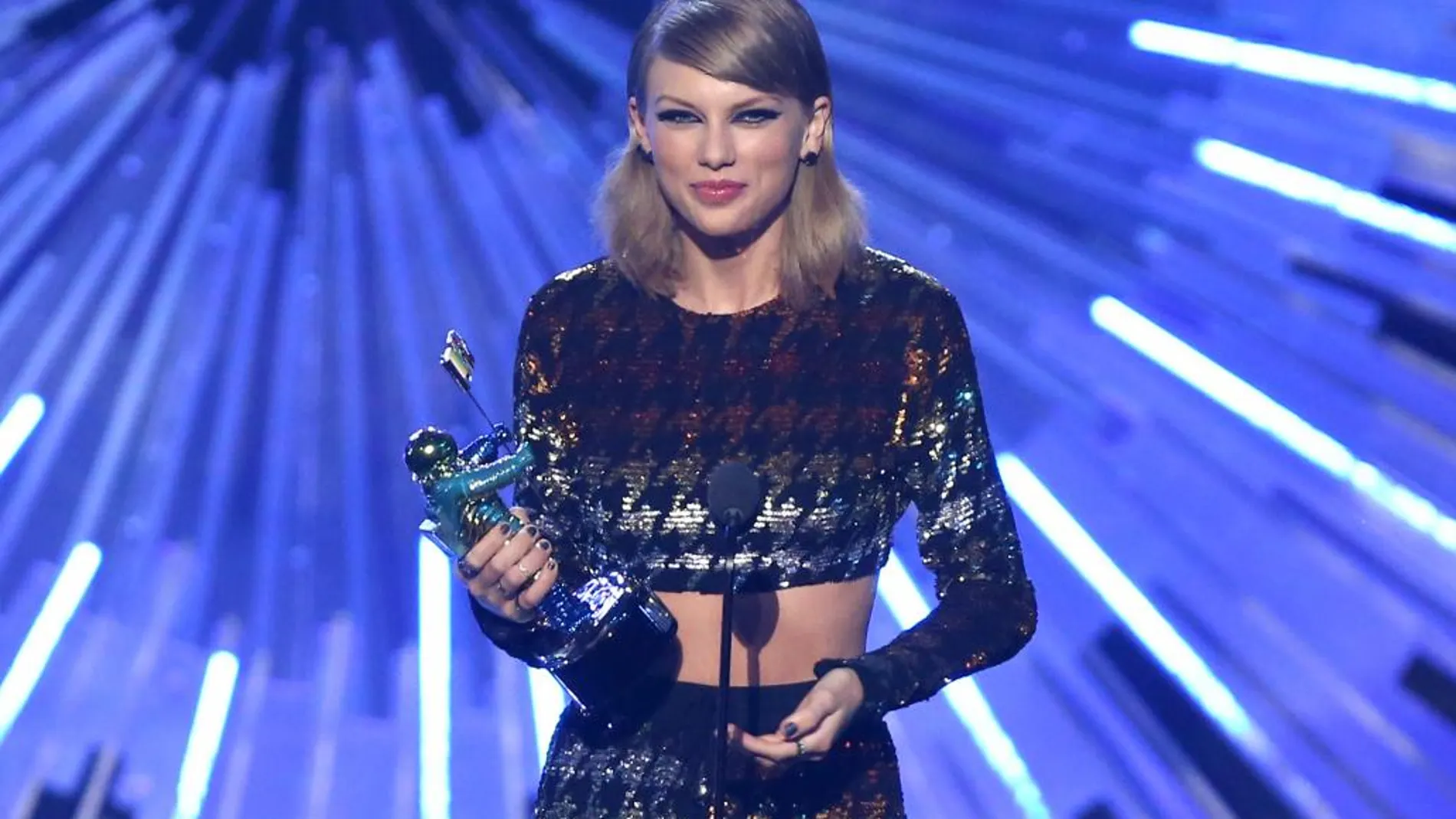 Taylor Swift recoge el premio ala mejor vídeo del año por «Blank Space».