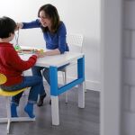 Elena era profesora de música y se formó como terapeuta para estimular a niños con autismo. En la imagen, Elena con su hijo, ayer, en una sesión de musicoterapia