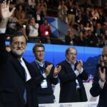 El presidente del Gobierno y del PP, Mariano Rajoy, saluda hoy durante la segunda jornada del XVIII Congreso nacional del partido