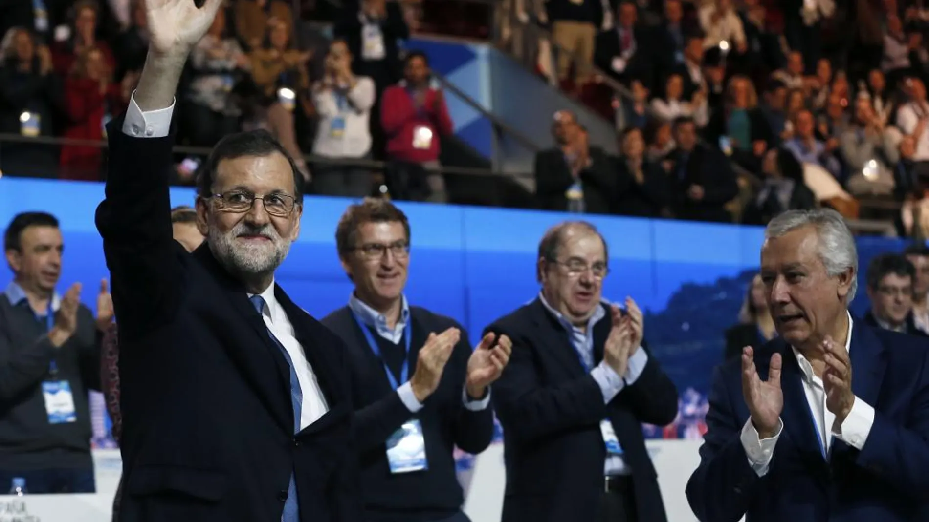 El presidente del Gobierno y del PP, Mariano Rajoy, saluda hoy durante la segunda jornada del XVIII Congreso nacional del partido