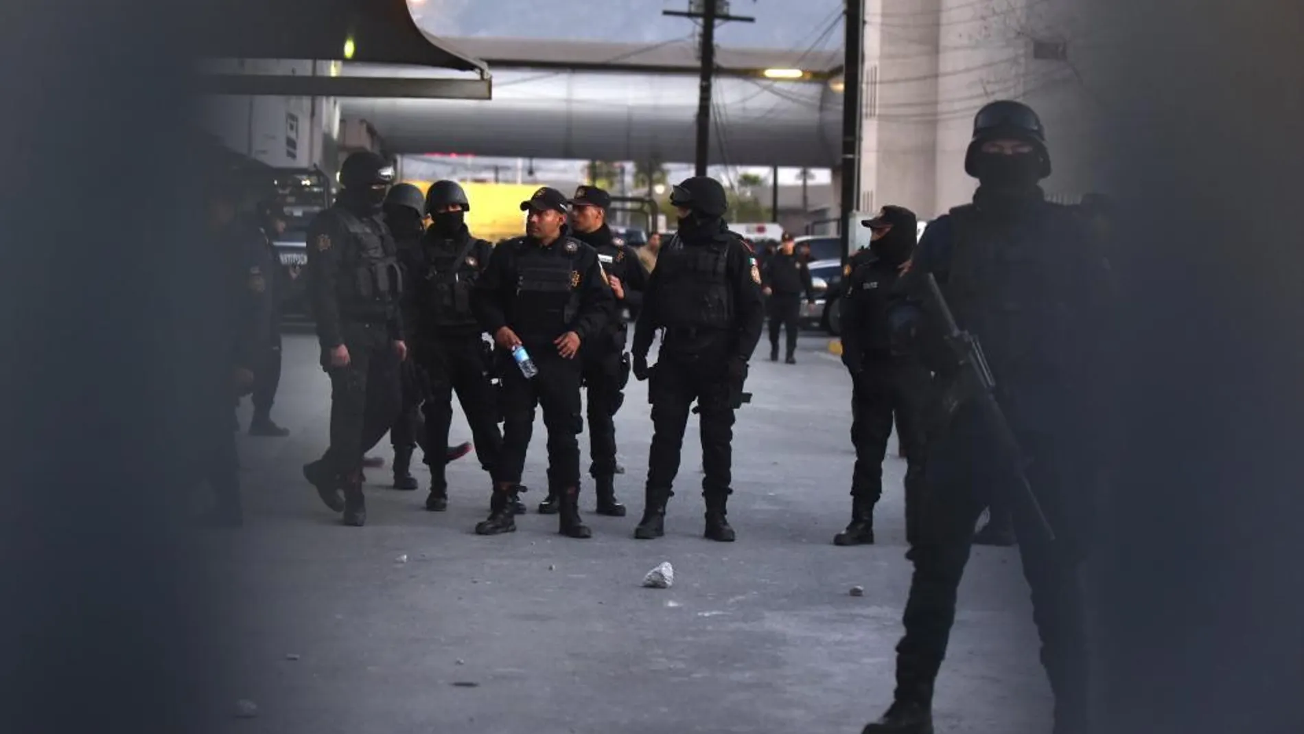 Miembros de la Fuerza Civil resguardan los accesos al penal de Topo Chico de Monterrey.
