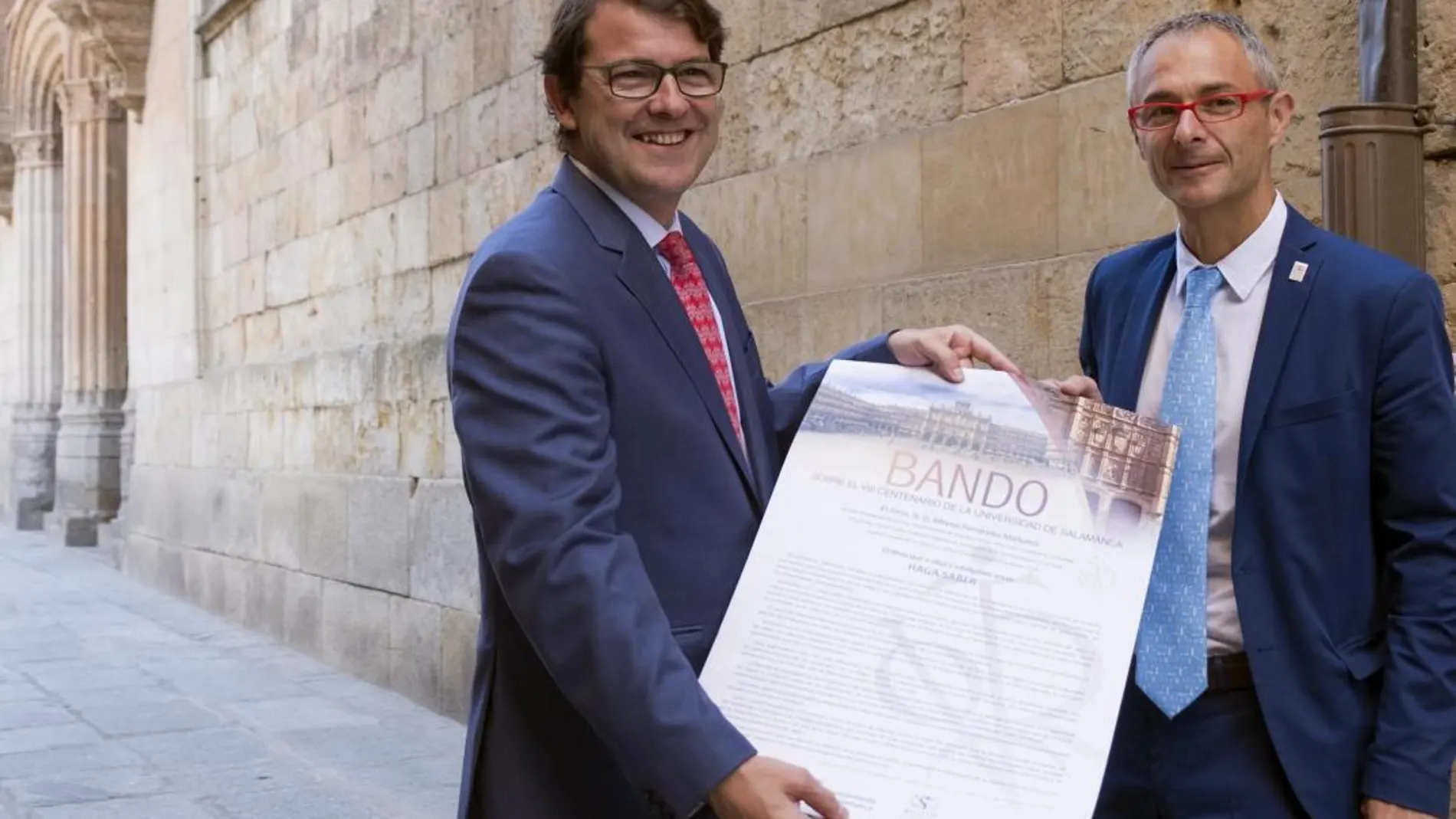 El rector de la Universidad de Salamanca, Ricardo Rivero, y el alcalde de la ciudad, Alfonso Fernández Mañueco, presentan la Asamblea que conmemora el 30 aniversario de la Carta Magna