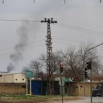 Un incendio provocado por los bombardeos turcos contra los kurdos en ciudad de Nusaybin