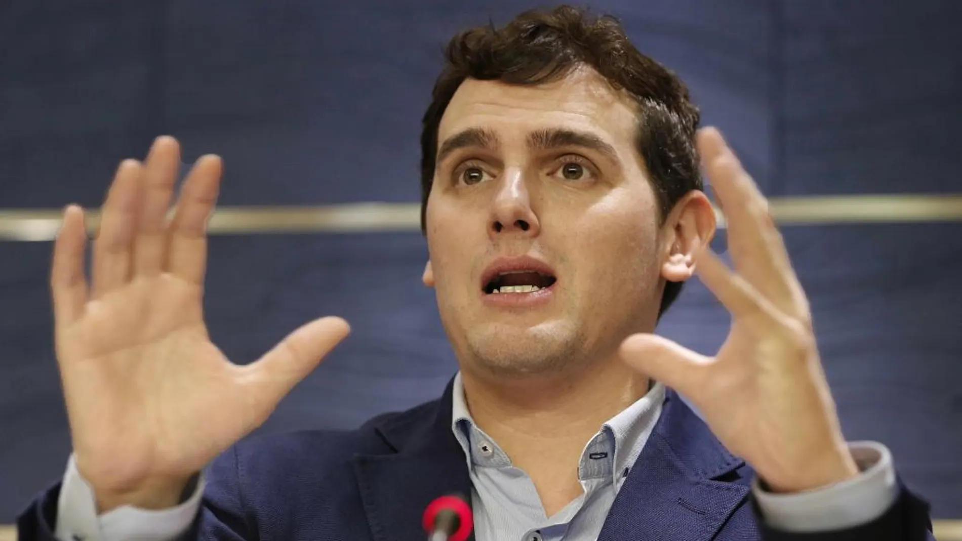 El presidente de Ciudadanos, Albert Rivera, durante su primera rueda de prensa en el Congreso