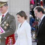 Los Reyes, acompañados por el presidente del Gobierno, ayer en los actos de la Pascua Militar