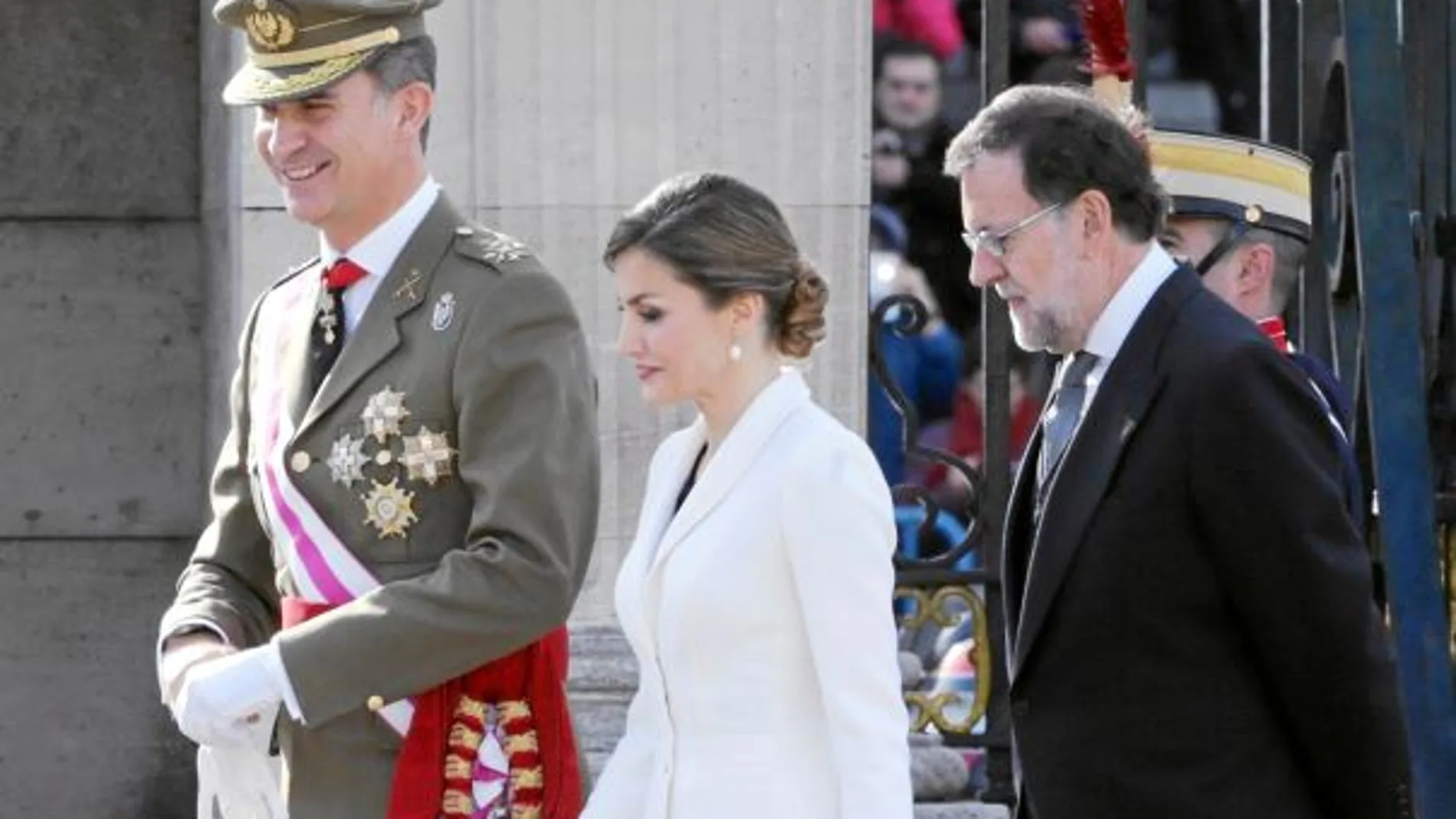 Los Reyes, acompañados por el presidente del Gobierno, ayer en los actos de la Pascua Militar