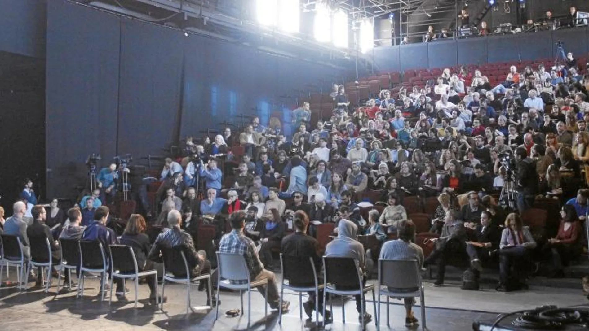 El público increpó e incluso abandonó la sala en la presentación de la nueva programación de las Naves Matadero