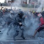 Los Mossos cargan contra los CDR que intentaban boicotear la marcha de Jusapol. Foto: Ap
