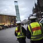 Agentes de policía alemanes hacen guardia frente a la estación central ferroviaria de Colonia (Alemania), ayer