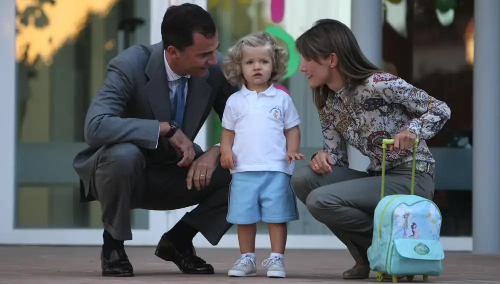 La Princesa Leonor , acompañada por sus padres, los Reyes, con el uniforme de la Escuela Infantil de la Guardia Real