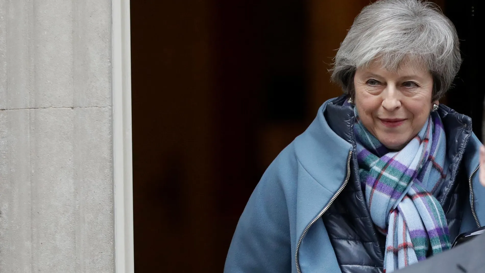 La primera ministra Theresa May al salir de Downing Street