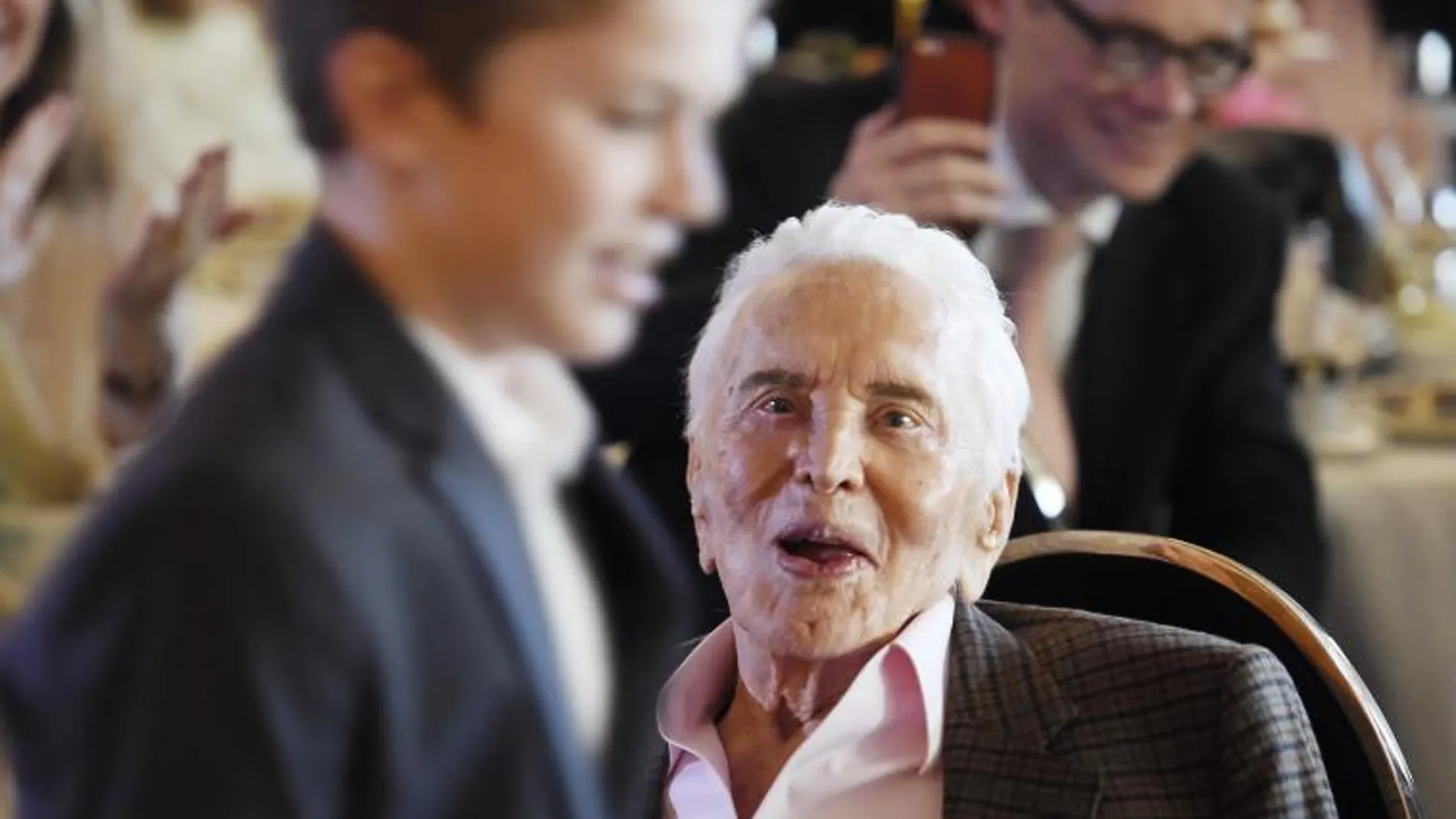 Kirk Douglas mira a su nieto Tyler durante su fiesta de cumpleaños.