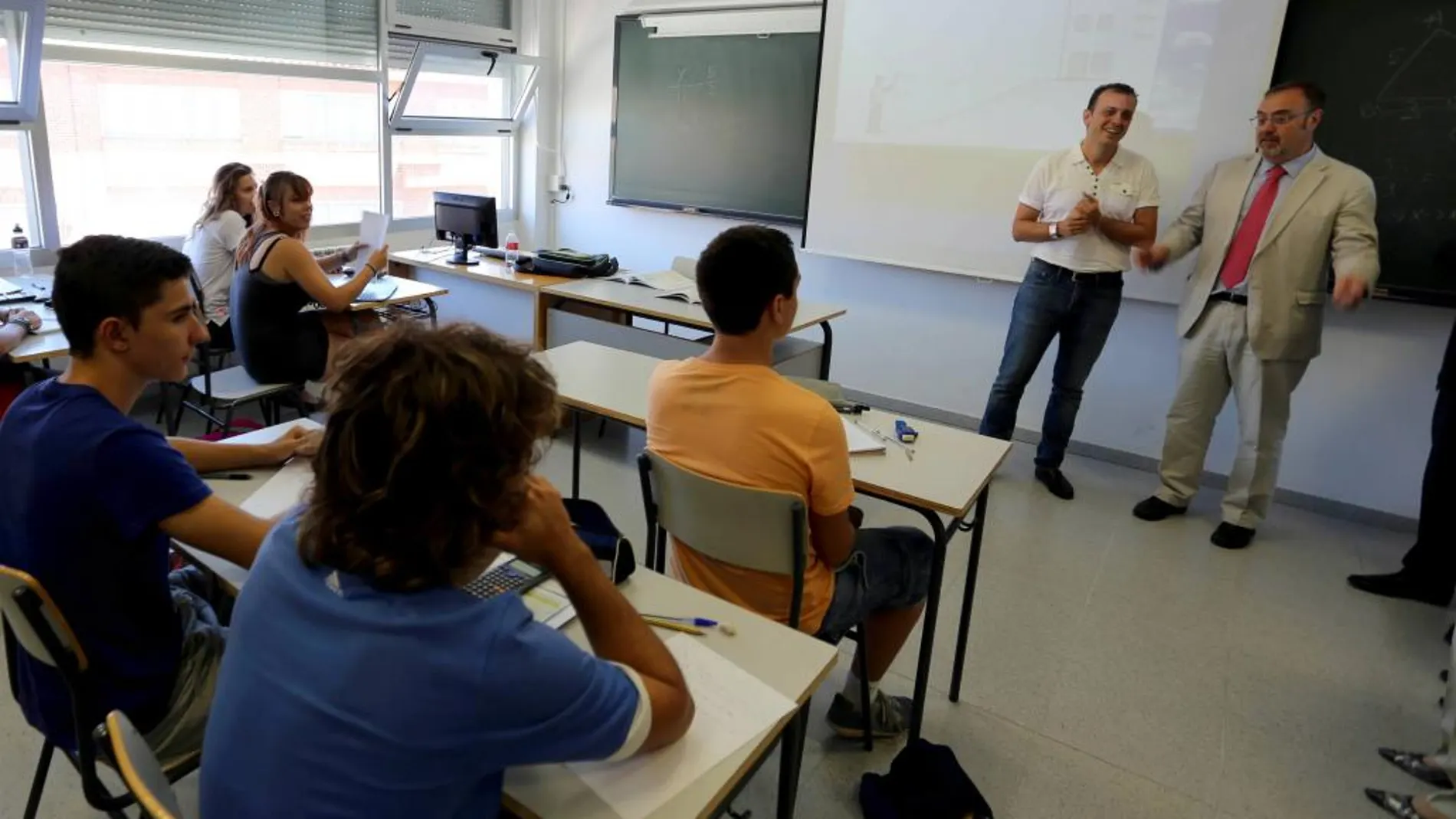 El consejero de Educación, Fernando Rey, durante una reciente visita al instituto Delicias en Valladolid
