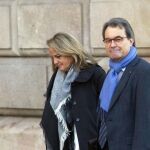 El expresidente de la Generalitat Artur Mas junto a su mujer, Helena Rakosnik, a su llegada al Tribunal Superior de Justicia de Cataluña