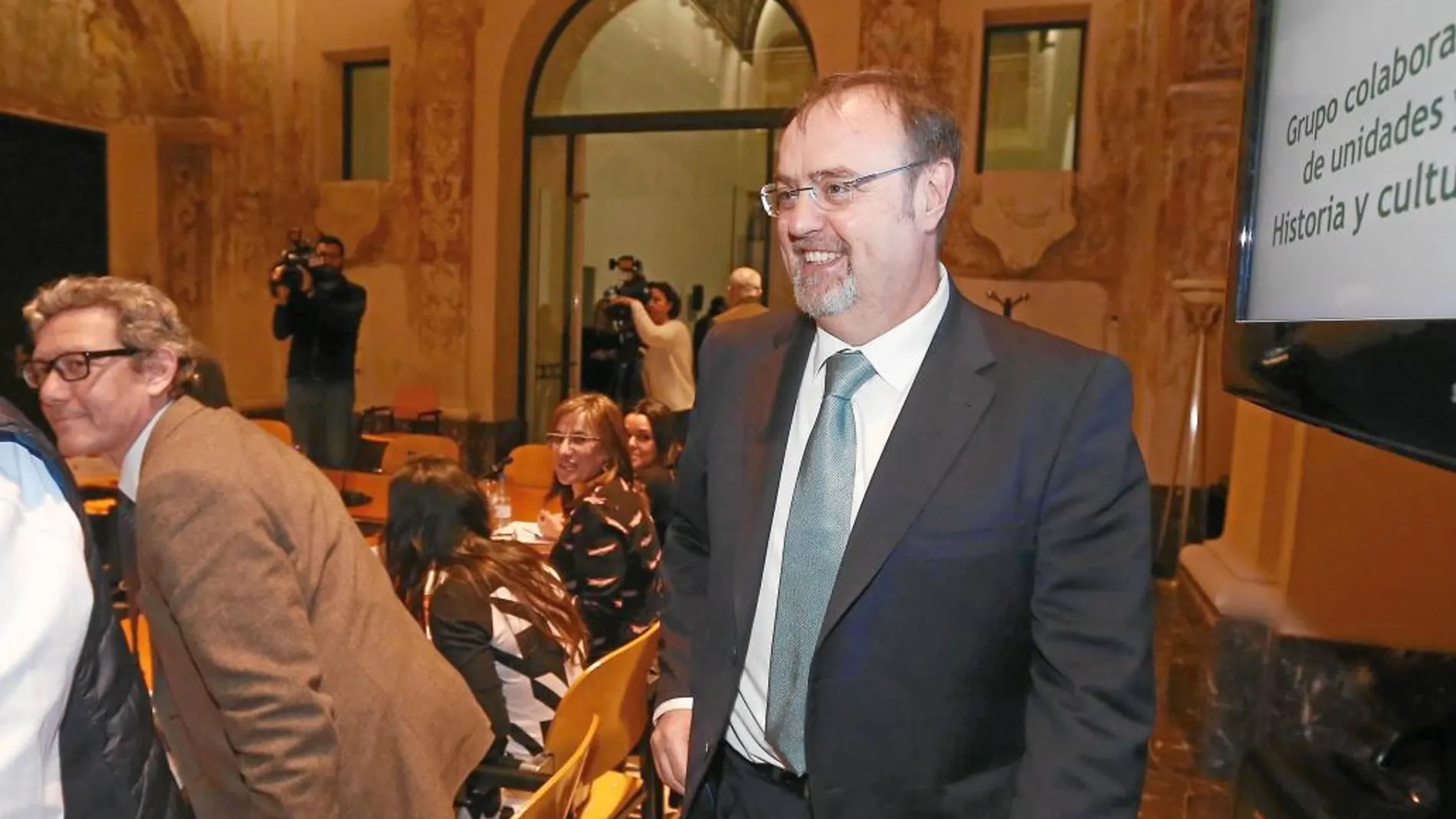 Fernando Rey llega a la reunión con los representantes del colectivo gitano