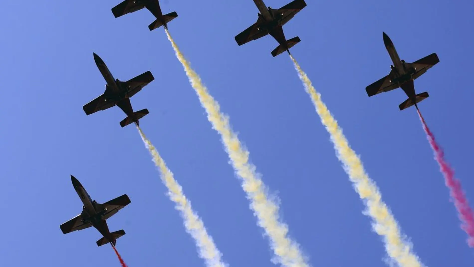 La patrulla Águila, formada por siete aviones C-101, dibuja en el aire los colores de la enseña nacional, durante el acto central del Día de las Fuerzas Armadas del año pasado