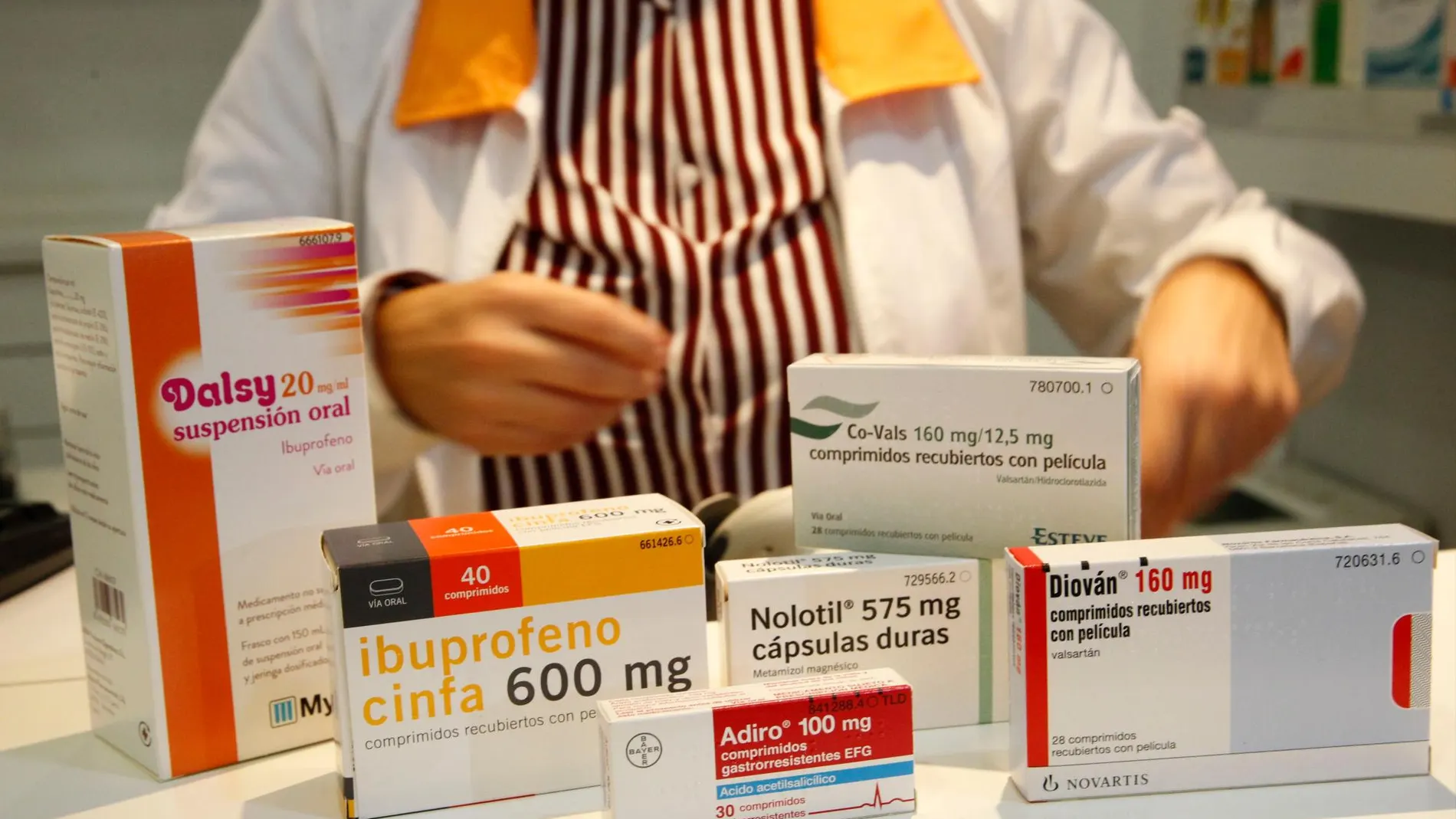 Farmacéutica con varios de los medicamentos más vendidos / Foto: Connie G. Santos