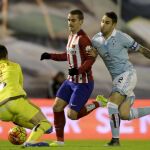 Hugo Mallo del Celta de Vigo (d) y Sergio Álvarez (i) en acción con Antoine Griezmann del Atlético de Madrid