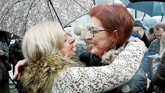 Maite Pagazaurtunda con Consuelo Ordóñez, ayer en el acto en recuerdo de su hermano