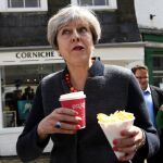 Theresa May disfruta de la gastronomía británica durante un acto de campaña en Mevagissey, Cornwall.