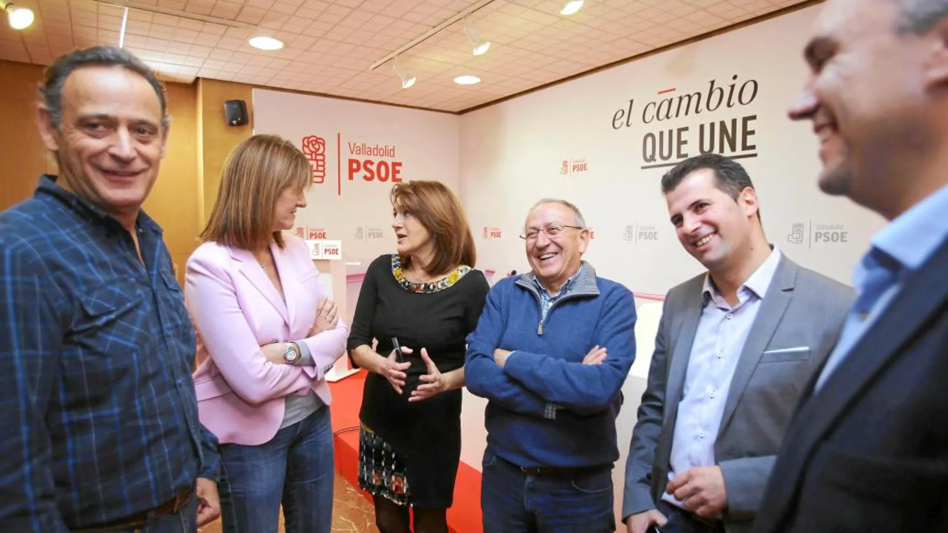 Luis Tudanca bromea con Javier Izquierdo, Emilio Álvarez y Cecilio Vadillo, en presencia también de Soraya Rodríguez e Idoia Mendía