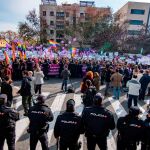 Cientos de manifestantes durante la movilización convocada hoy por colectivos feministas frente al Parlamento de Andalucía / Efe