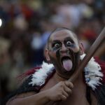 Un integrante de la etnia maori de Nueva Zelanda participan en la ceremonia del fuego en la apertura de los primeros Juegos Mundiales de los Pueblos Indígenas.