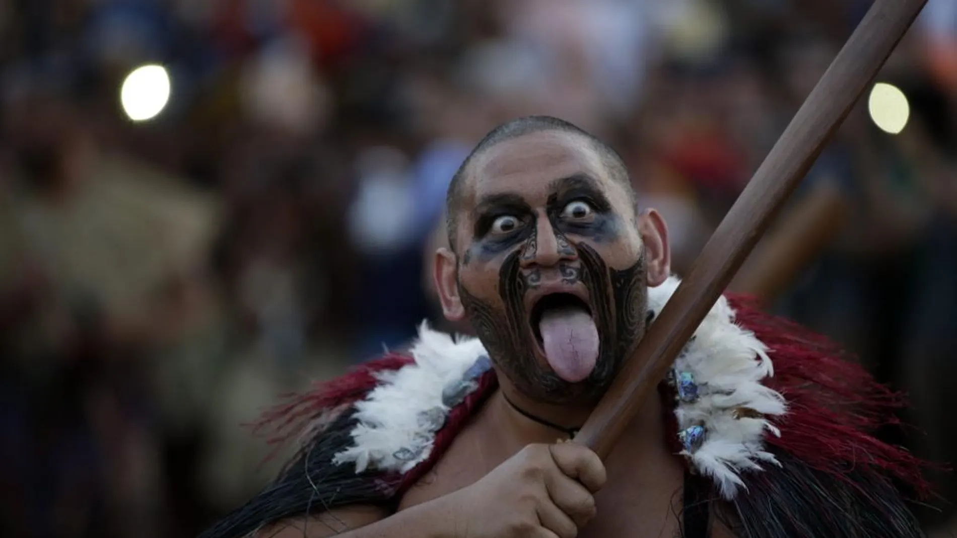 Un integrante de la etnia maori de Nueva Zelanda participan en la ceremonia del fuego en la apertura de los primeros Juegos Mundiales de los Pueblos Indígenas.