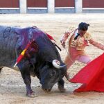 Alberto Aguilar toreando con la muleta a su segundo toro, que fue premiado con la vuelta al ruedo