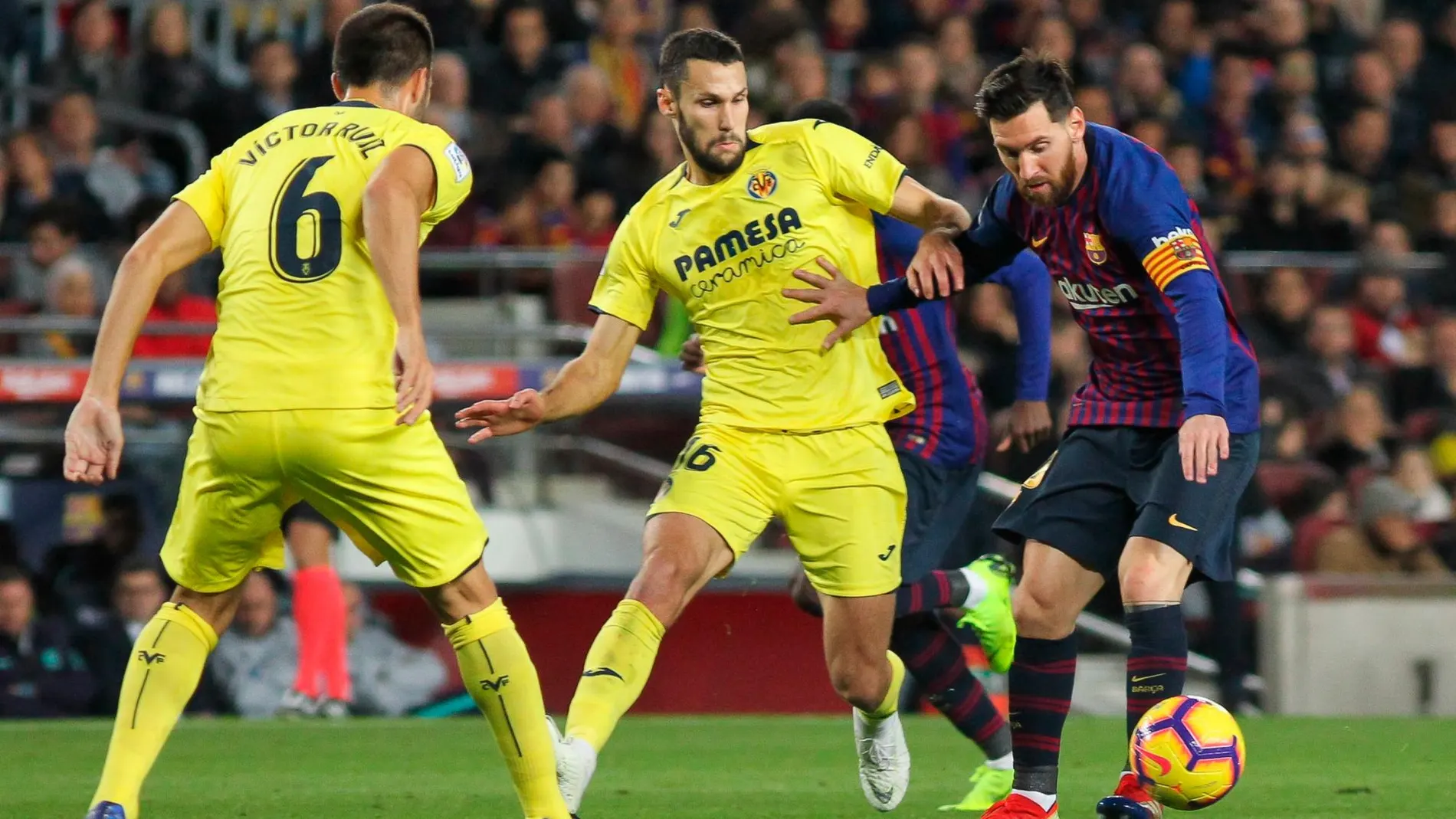 Messi durante un partido contra el Villarreal la pasada temporada / Ep