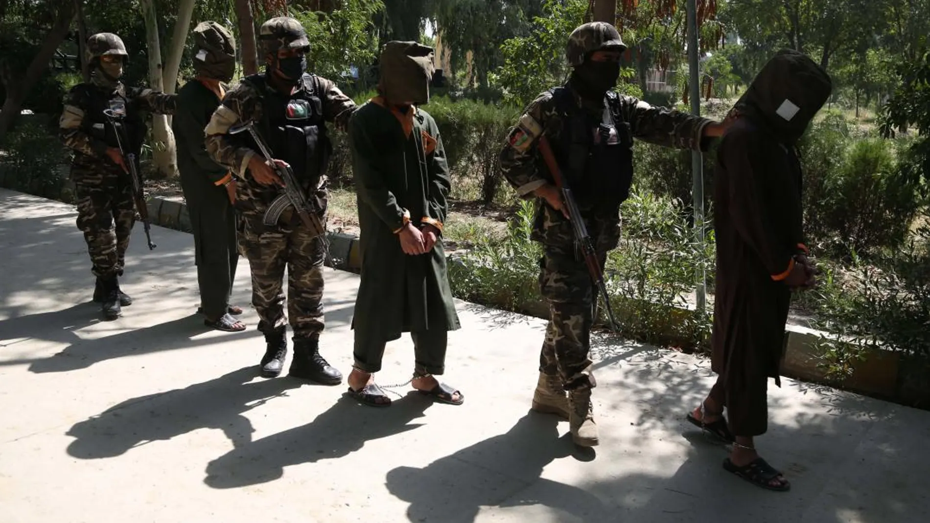 Agentes de seguridad afganos escoltan a un grupo de militantes sospechosos, acusados de planificar ataques contra el gobierno y las Fuerzas de Seguridad / Efe