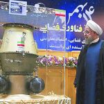 El presidente Hasan Rohani visita, ayer en Teherán, una exposición sobre la tecnología espacial iraní