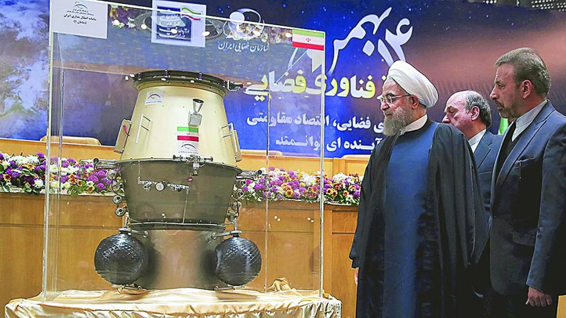 El presidente Hasan Rohani visita, ayer en Teherán, una exposición sobre la tecnología espacial iraní