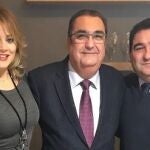 Gregorio González, presidente de la Agrupación Sardinera, flanqueado por María Pina y José María Martínez, Doña Sardina y Gran Pez del Entierro