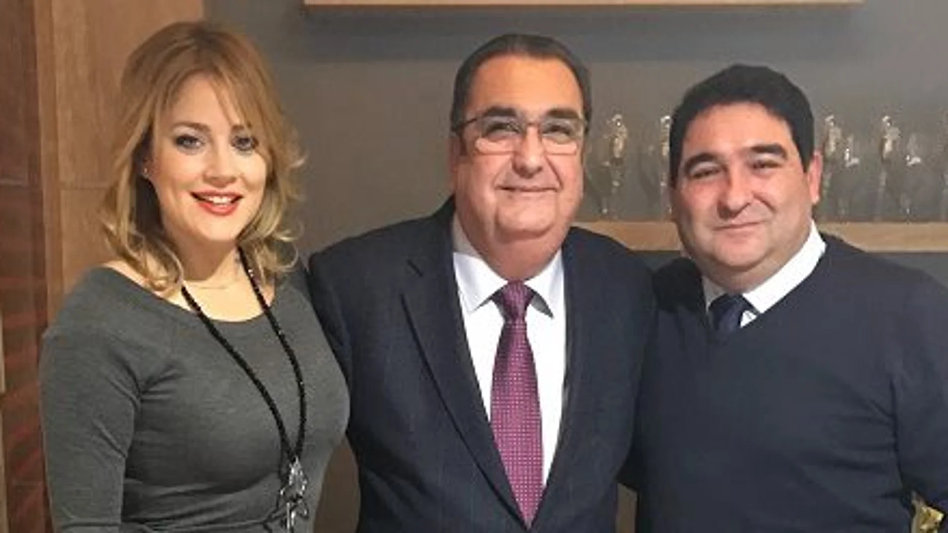 Gregorio González, presidente de la Agrupación Sardinera, flanqueado por María Pina y José María Martínez, Doña Sardina y Gran Pez del Entierro