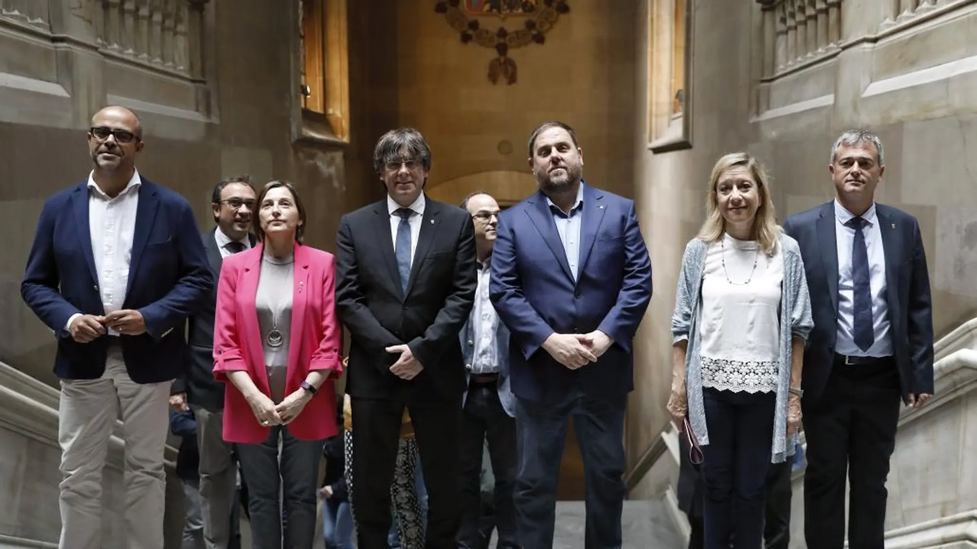 Miquel Buch, presidente de la Asociación Catalana de Municipios (ACM), Carme Forcadell, presidenta del Parlament, Carles Puigdemont, presidente de la Generalitat, Oriol Junqueras, vicepresidente, Neus Lloveras, presidenta de la Asociación de Municipios por la Independencia (AMI) y Jordi Gaseni, vicepresidente primero de la AMI.