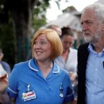 Jeremy Corbyn habla con una enfermera durante una visita al Hope Centre en Bolton